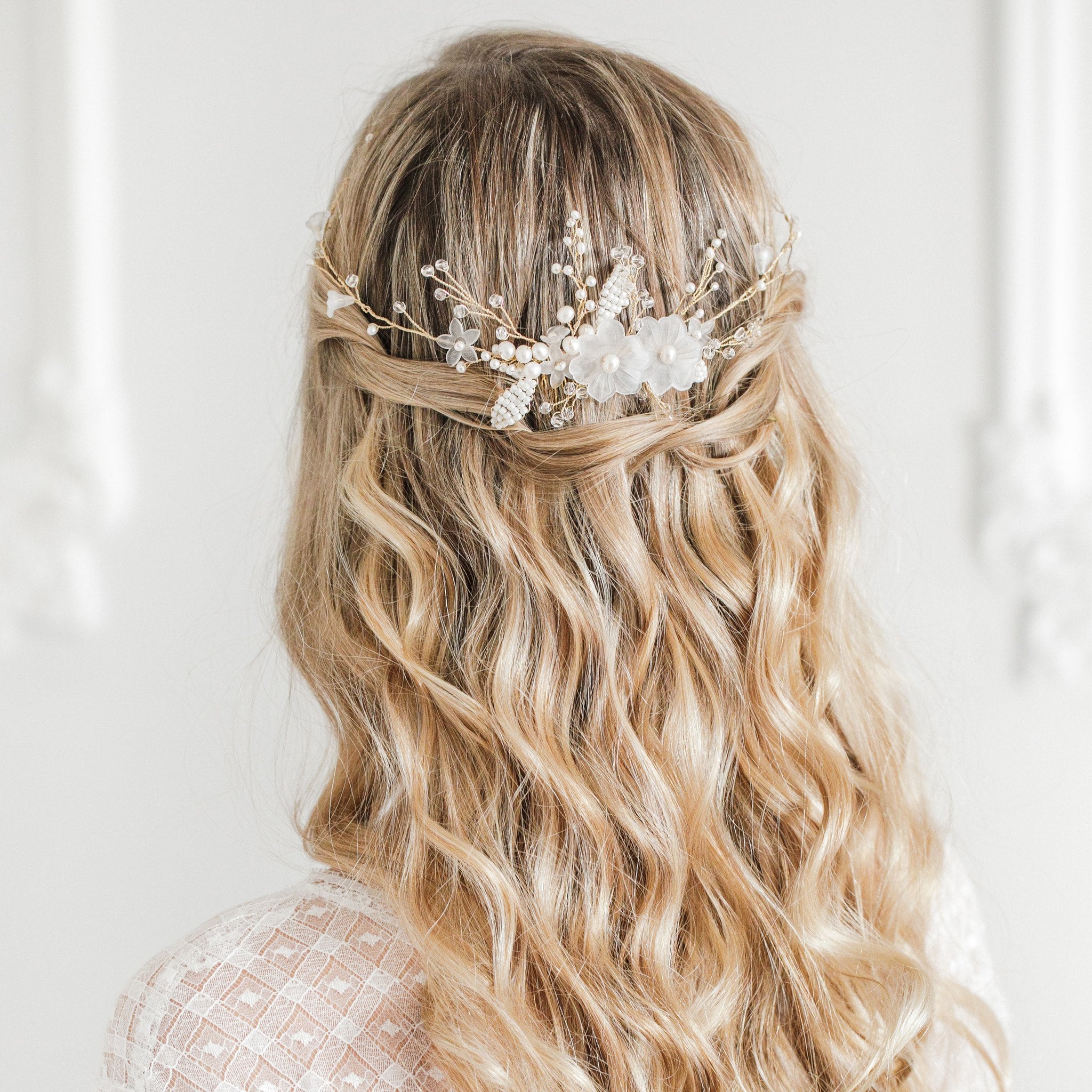 beaded-bridal-hair-comb bridal hair trend